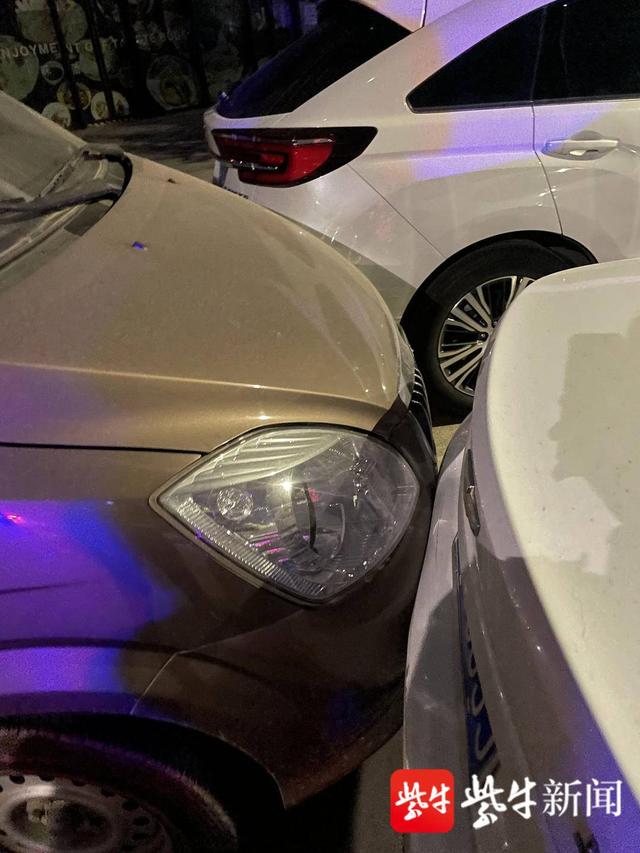 停车忘拉手刹,小轿车溜车撞了两车