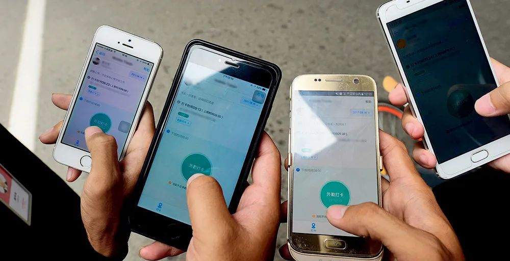 某公司外勤员工上班打卡都在手机上完成 史淞予摄