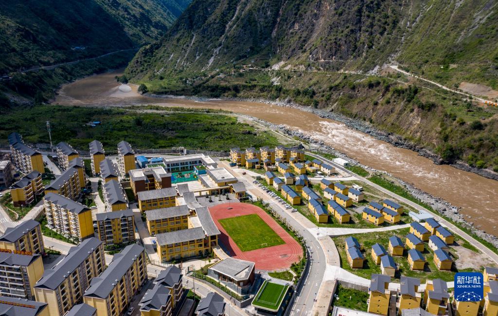 位于怒江边的云南省怒江傈僳族自治州泸水市大兴地镇格力小学(2020年5月18日摄,无人机照片)。新华社记者 江文耀 摄