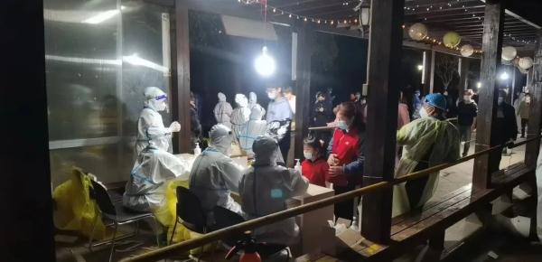 安徽省援沪医疗队在为上海居民采集核酸。 图片由安徽省卫健委提供