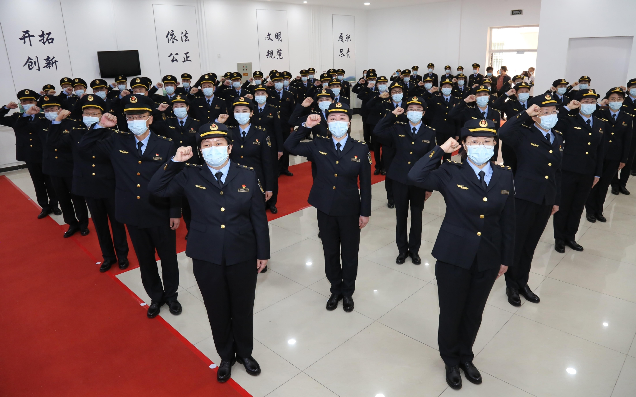 受访者供图本次换发的农业综合行政执法服装,是全国六大综合执法队伍
