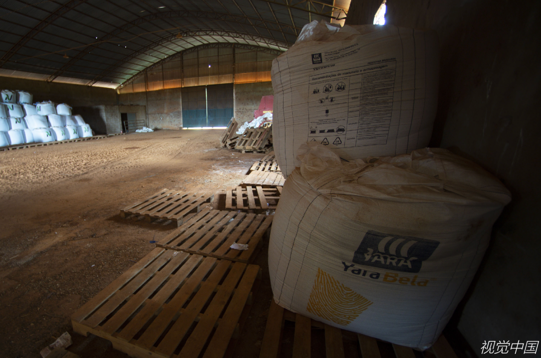 当地时间2022年3月4日,巴西巴西利亚,一个农场的仓库里储存着化肥.