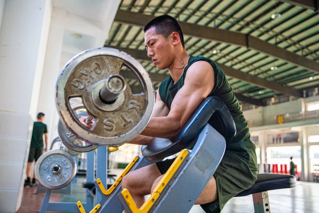 套"练肌肉"的秘诀操作简单一根杠铃杆即可请看演示01正手卧推(上胸)次