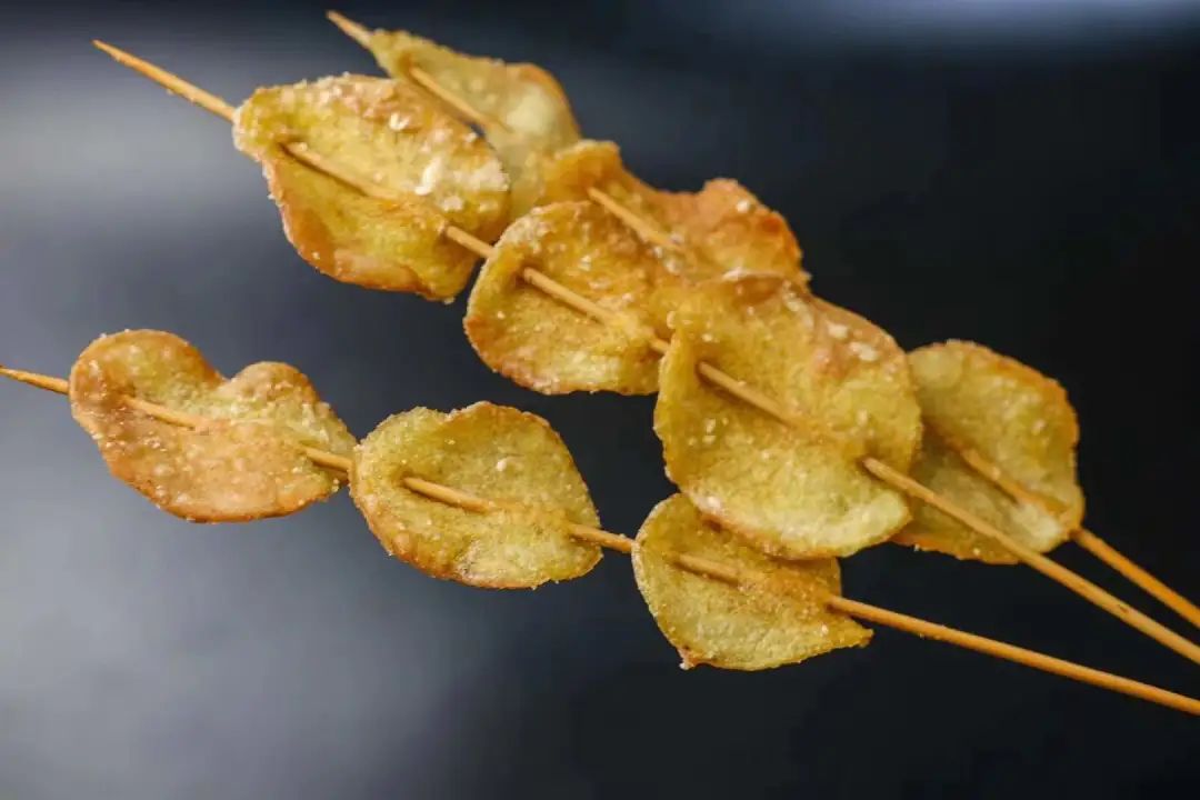 为什么平平无奇的土豆片,裹上面粉油炸一下,再涂点酱料就能美味升n级