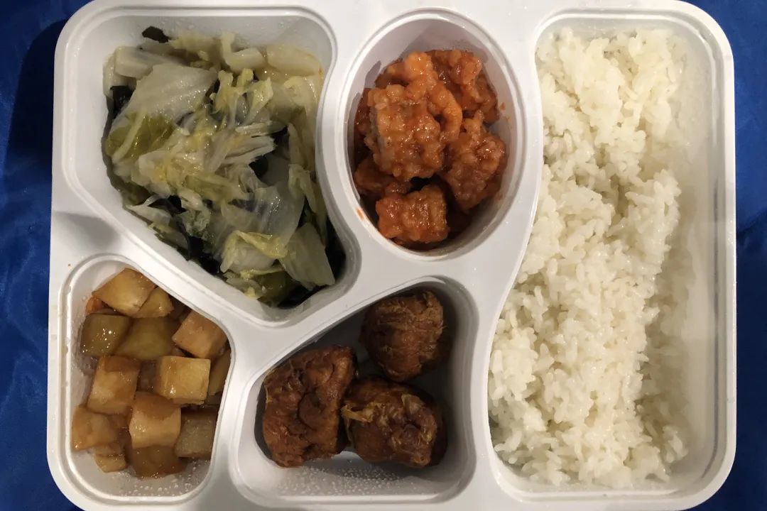 &nbsp;中午12点世博方舱医院提供的午餐