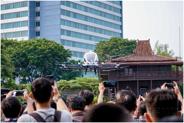 EH216自动驾驶飞行器在印尼国际车展上展出并进行演示飞行