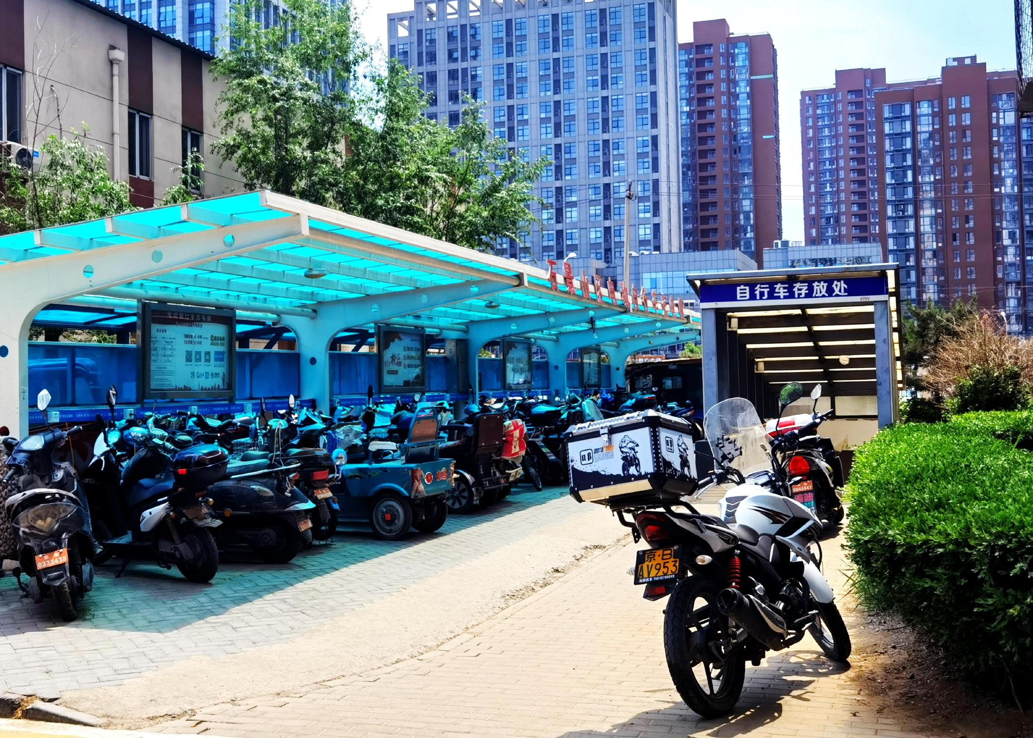 北京石景山,一小区电动车存放处整齐码放着许多电动自行车.