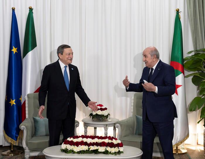 △意大利总理德拉吉（左）会见阿尔及利亚总统特本（图片来源：安莎社）