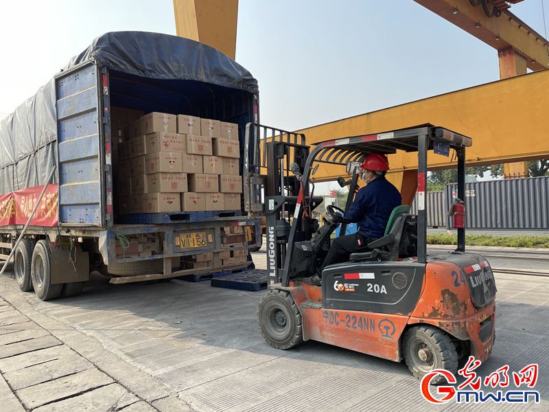 守沪者联盟丨4万份农产品装车广西开行援沪物资专列