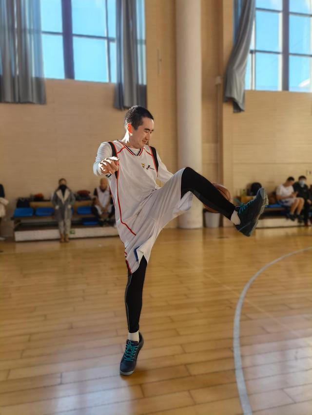 正在篮球课上学习胯下运球的康睿.受访者供图