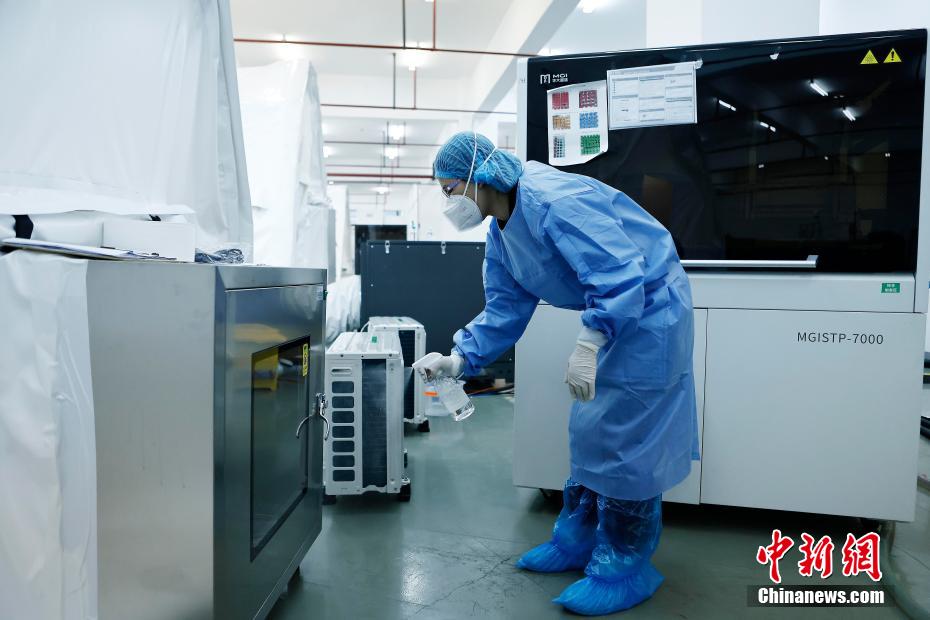 工作人员对相关设备进行消毒作业。 殷立勤 摄