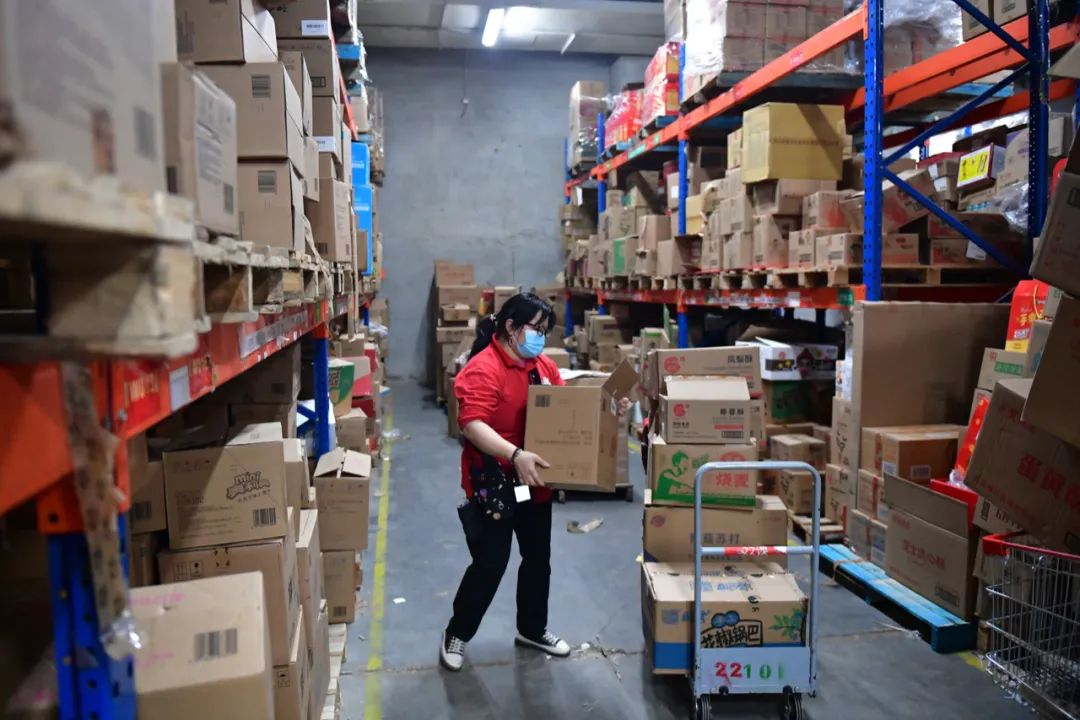 4月9日,上海大润发超市南汇店员工在配货中新社记者 田雨昊 摄