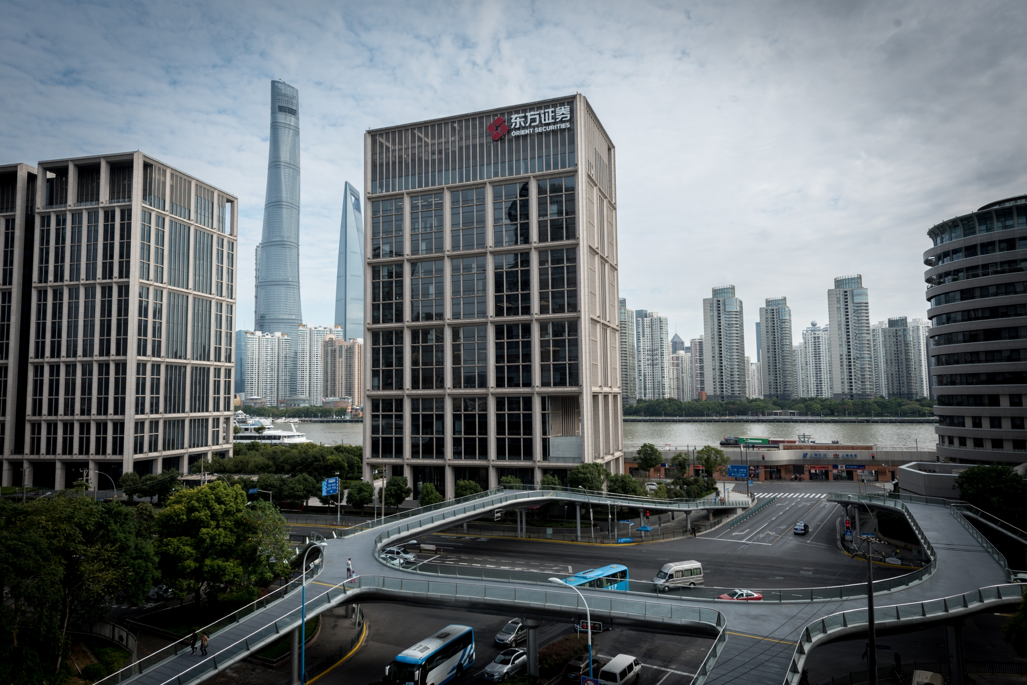 财富管理释放动能净利同比近翻倍 东方证券业绩与社会责任并行