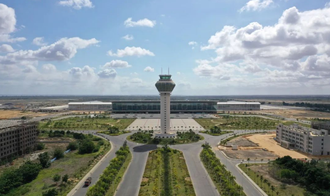 安哥拉总统洛伦索视察中企承建的罗安达新国际机场项目