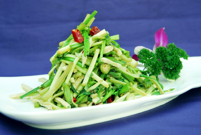 野生水芹菜虽然水芹味道鲜美,但是在不确定的情况下,千万不要随意采摘