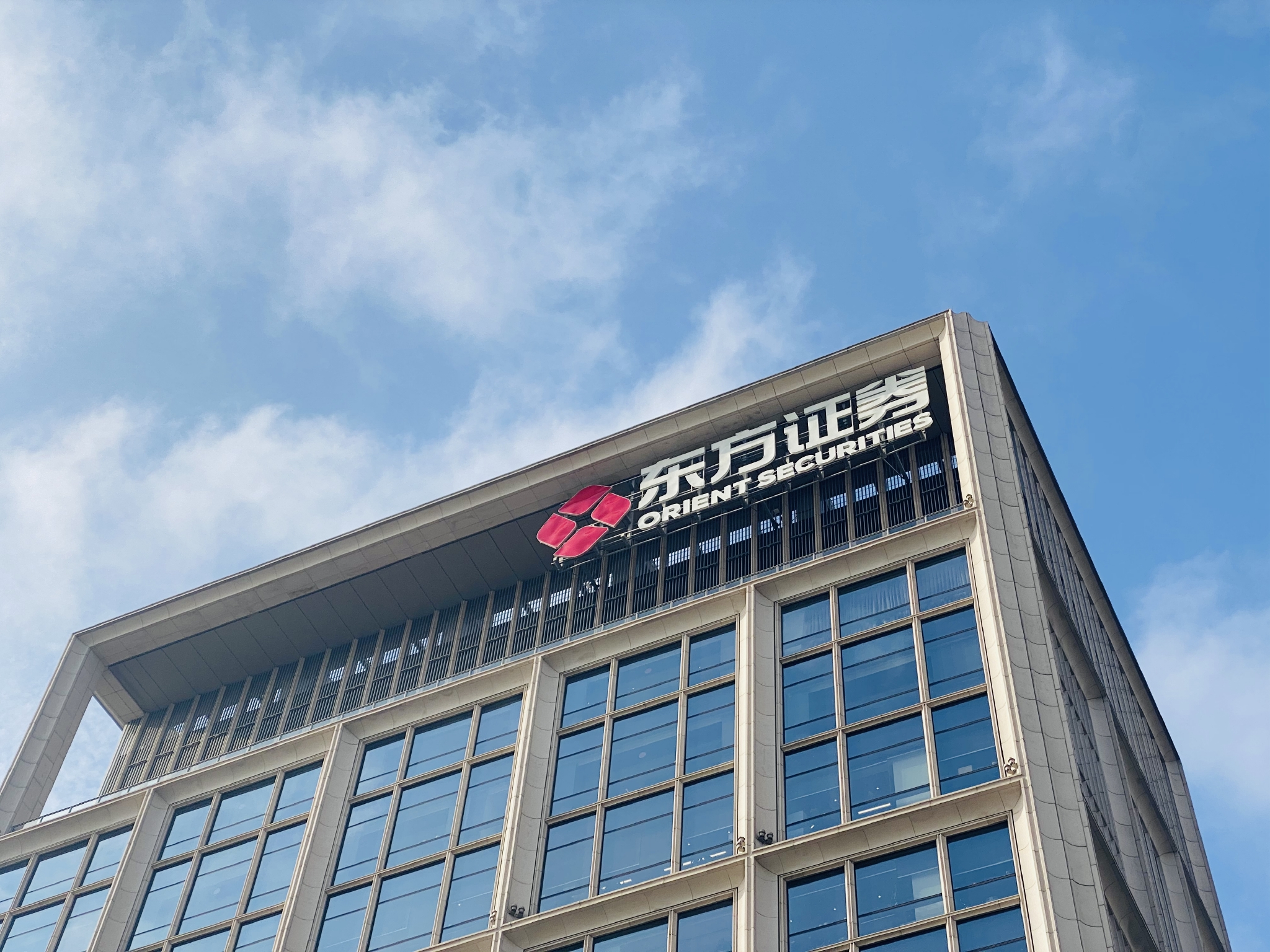 财富管理释放动能净利同比近翻倍东方证券业绩与社会责任并行