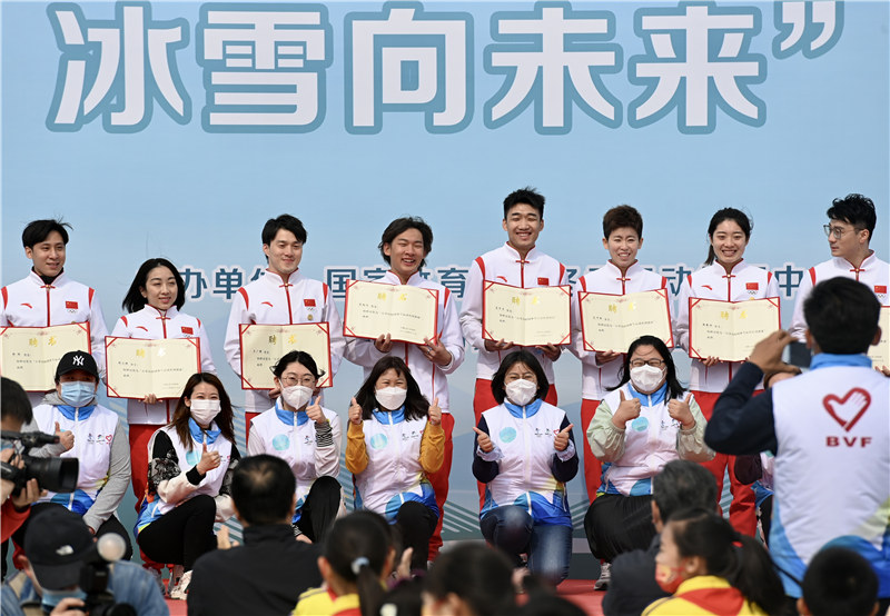北京冬奥会冠军及奖牌运动员在活动现场被聘为“石景山校园冰雪运动社团教练”。（中国日报记者 魏晓昊 摄）