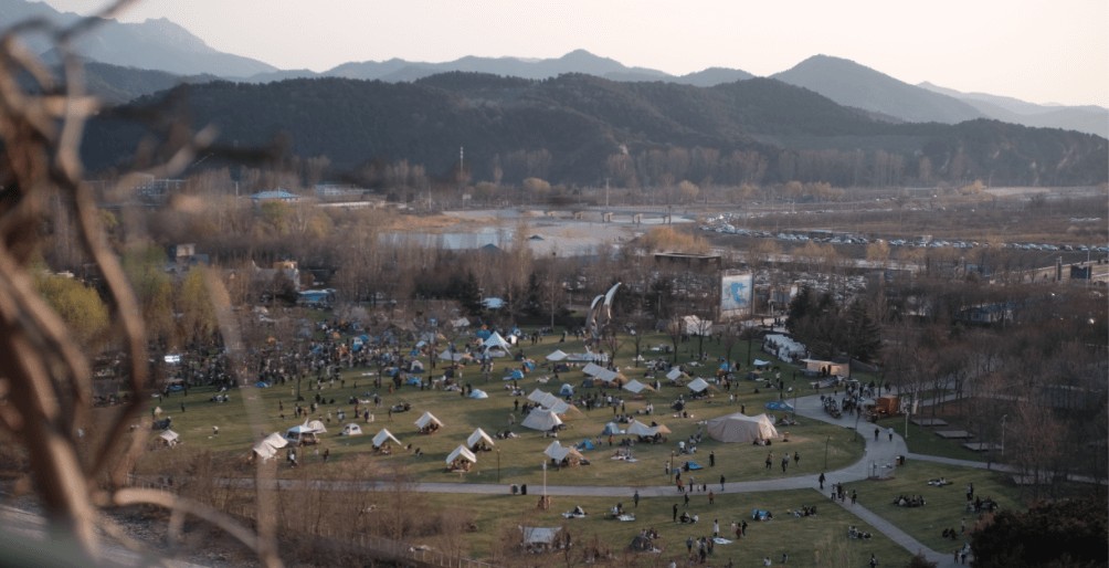 金海湖的草地上帐篷、野餐垫遍地 ，受访者供图
