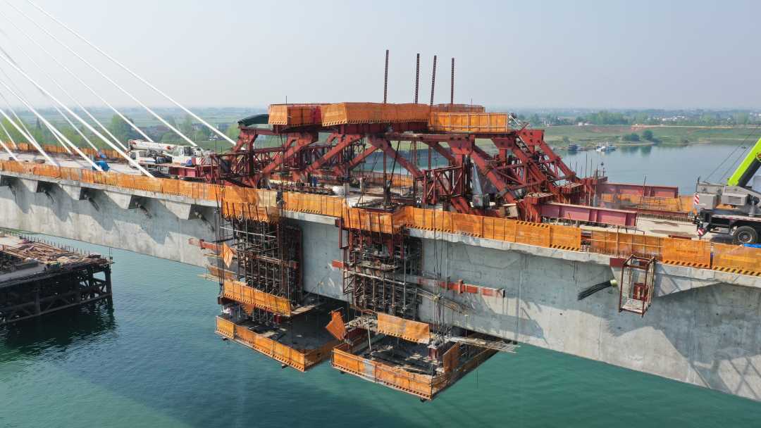 主跨跨度为240米,是目前世界上跨度最大的深水双肢薄壁塔梁墩固结体系