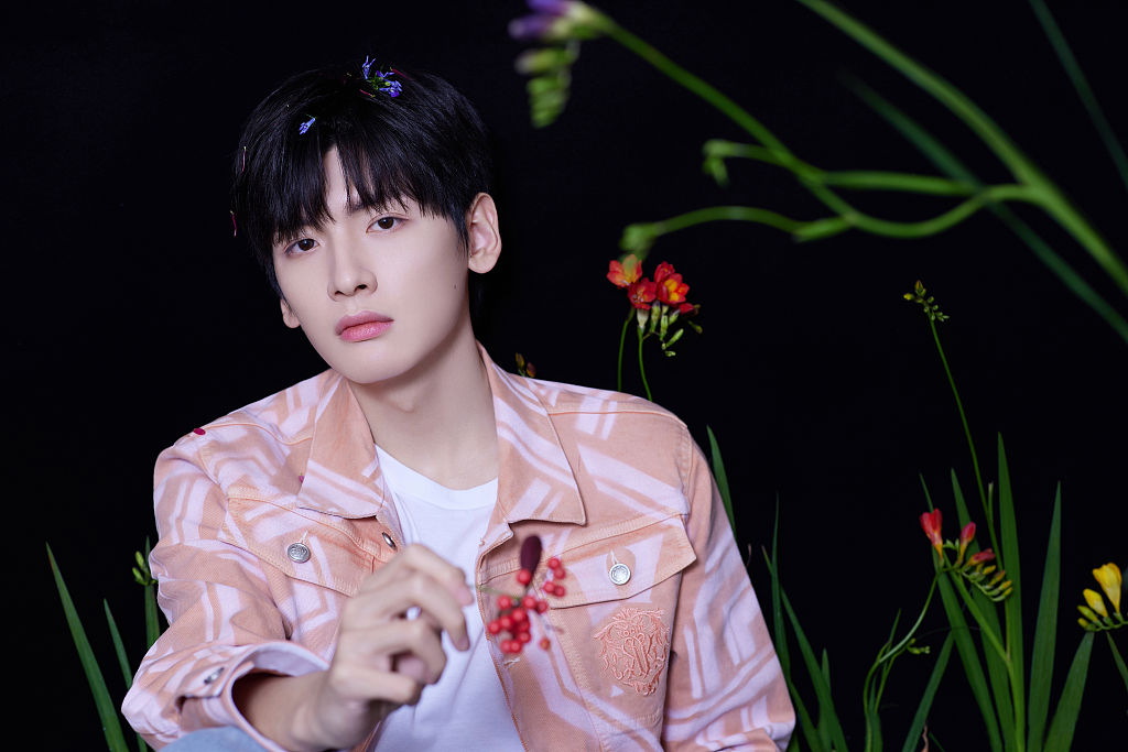 翟潇闻发布花朵写真录制《没谈过恋爱的我》粉色夹克造型优雅帅气