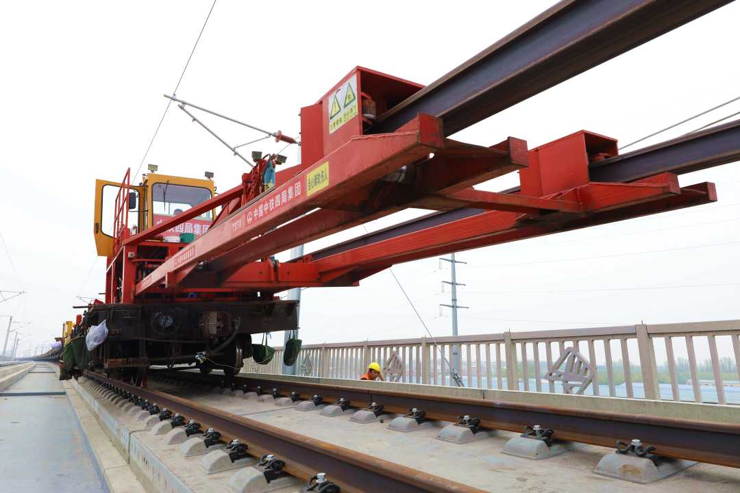 中铁四局集团铺轨运输火车正在铺轨.安青松摄