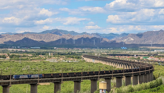 煤炭专线大秦铁路发生火车碰撞数节车厢脱轨