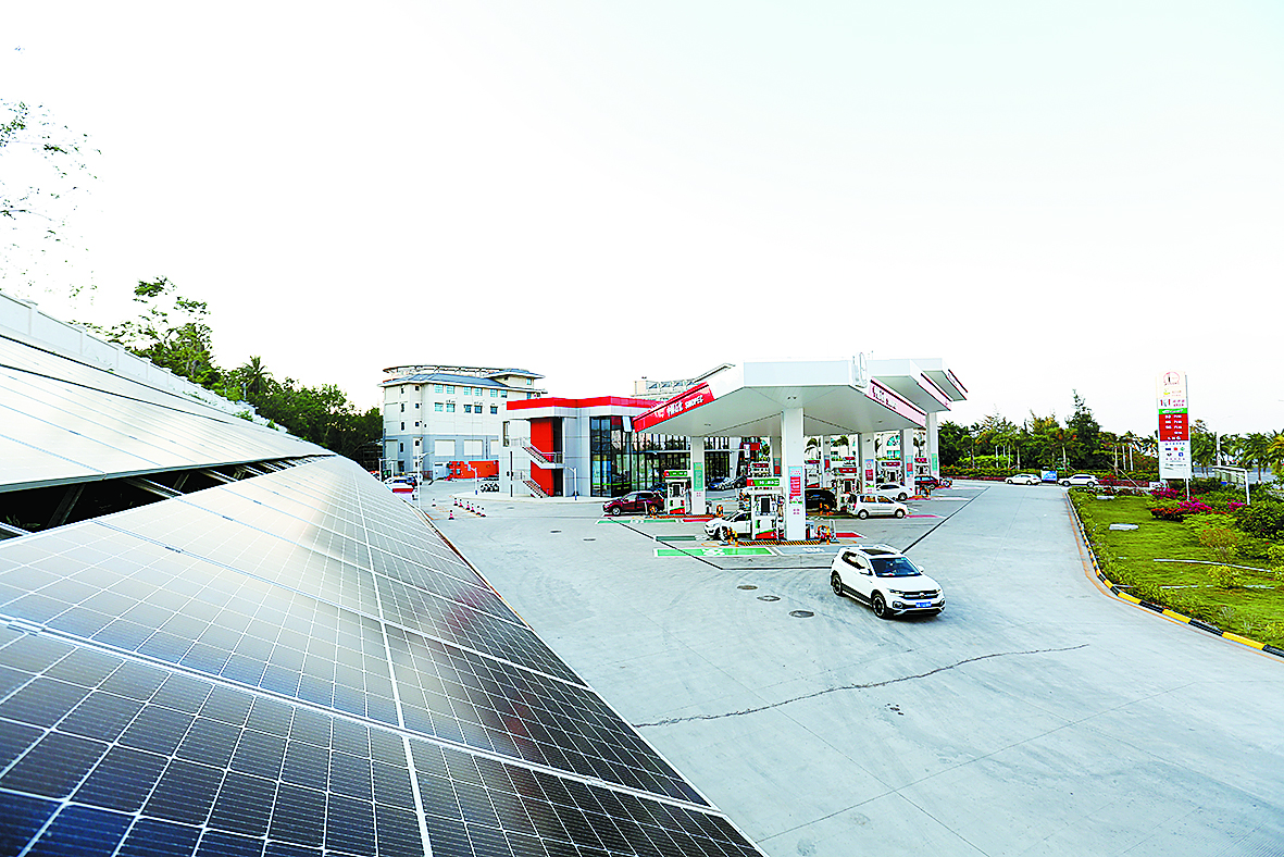 图为海口永万路加油站光伏发电项目.