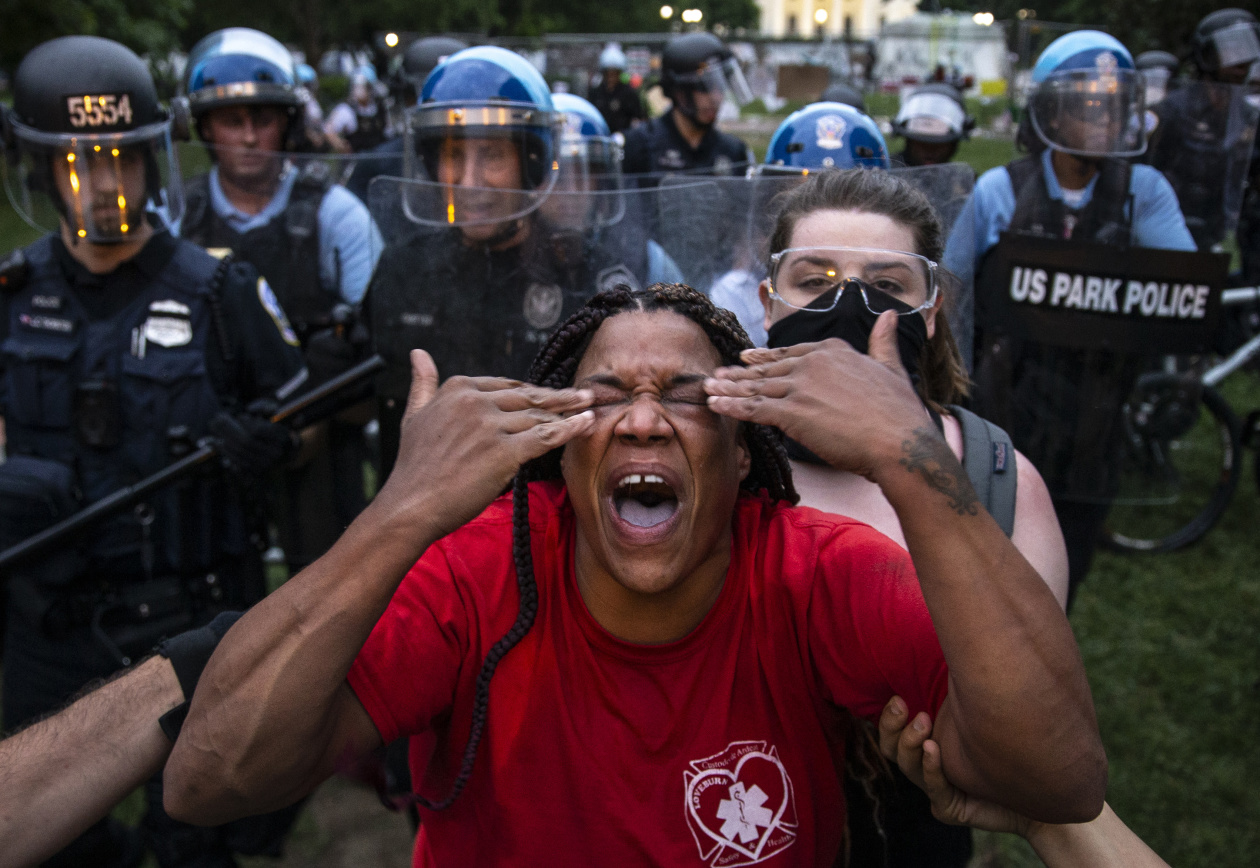 2020年6月22日，在“黑人的命也是命”抗议中，一名抗议者被美国军警喷射胡椒喷雾。