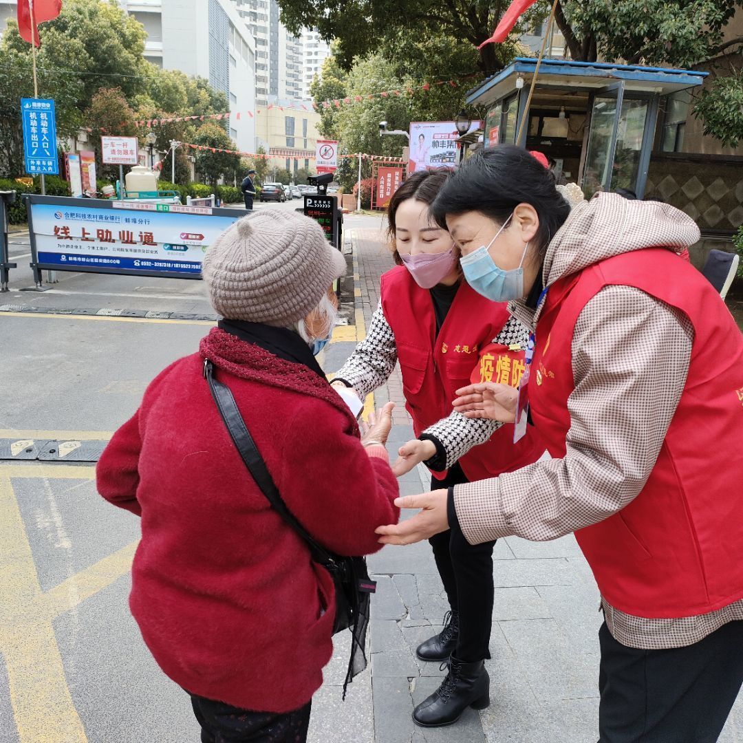 志愿者当好群众的"助老员"