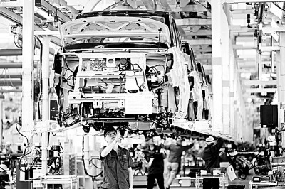 广西柳州一家汽车企业，工人在新能源汽车生产线上忙碌。新华社发