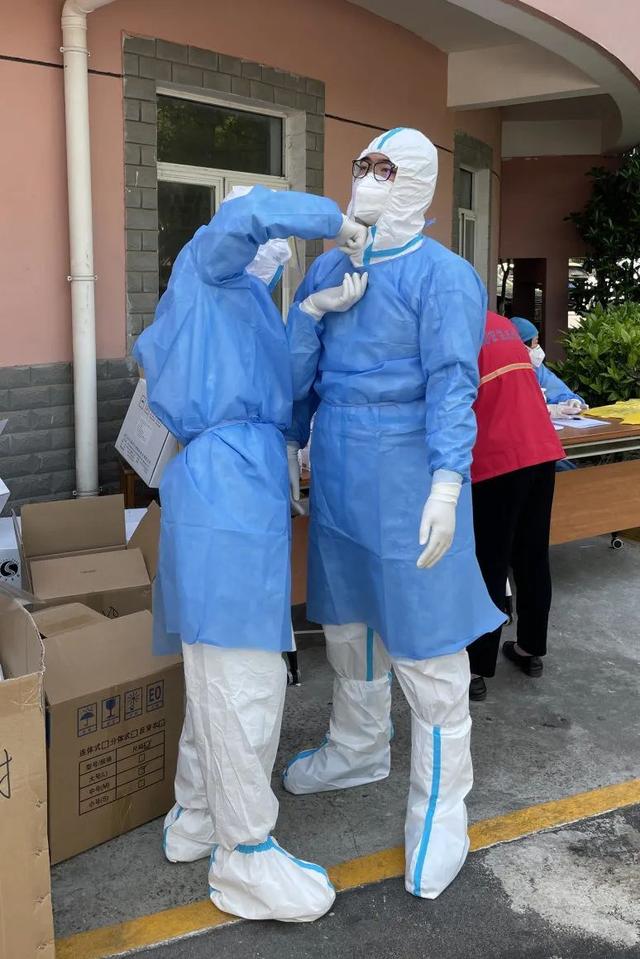 最温情的出征仪式系好防护服我们就出发吧