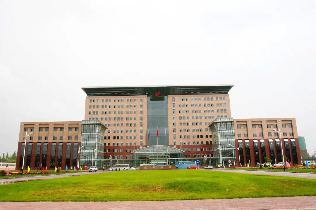 内蒙古包头市,包钢集团(包头钢铁公司)总部大楼图/ic photo