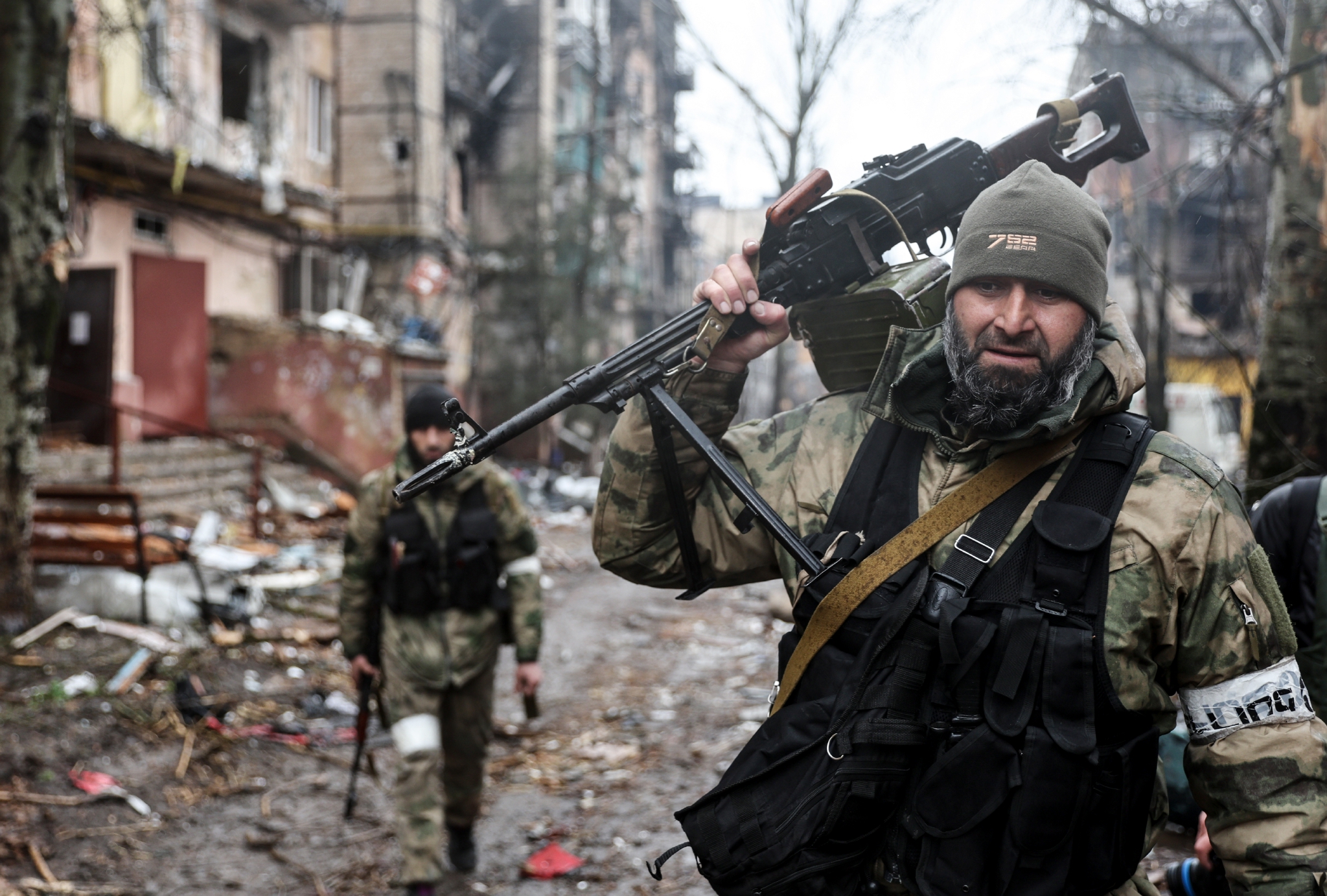 4月13日,乌克兰马里乌波尔,俄罗斯军人严阵以待 图源:澎湃影像