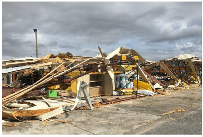 飓风过后，廷德尔空军基地一片残垣断壁