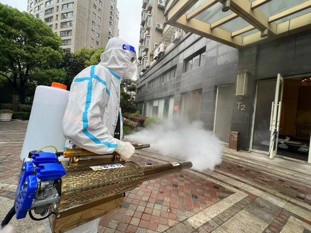 针对目前严峻复杂的疫情,黄浦区今天开始对一些居民区开展预防性消毒