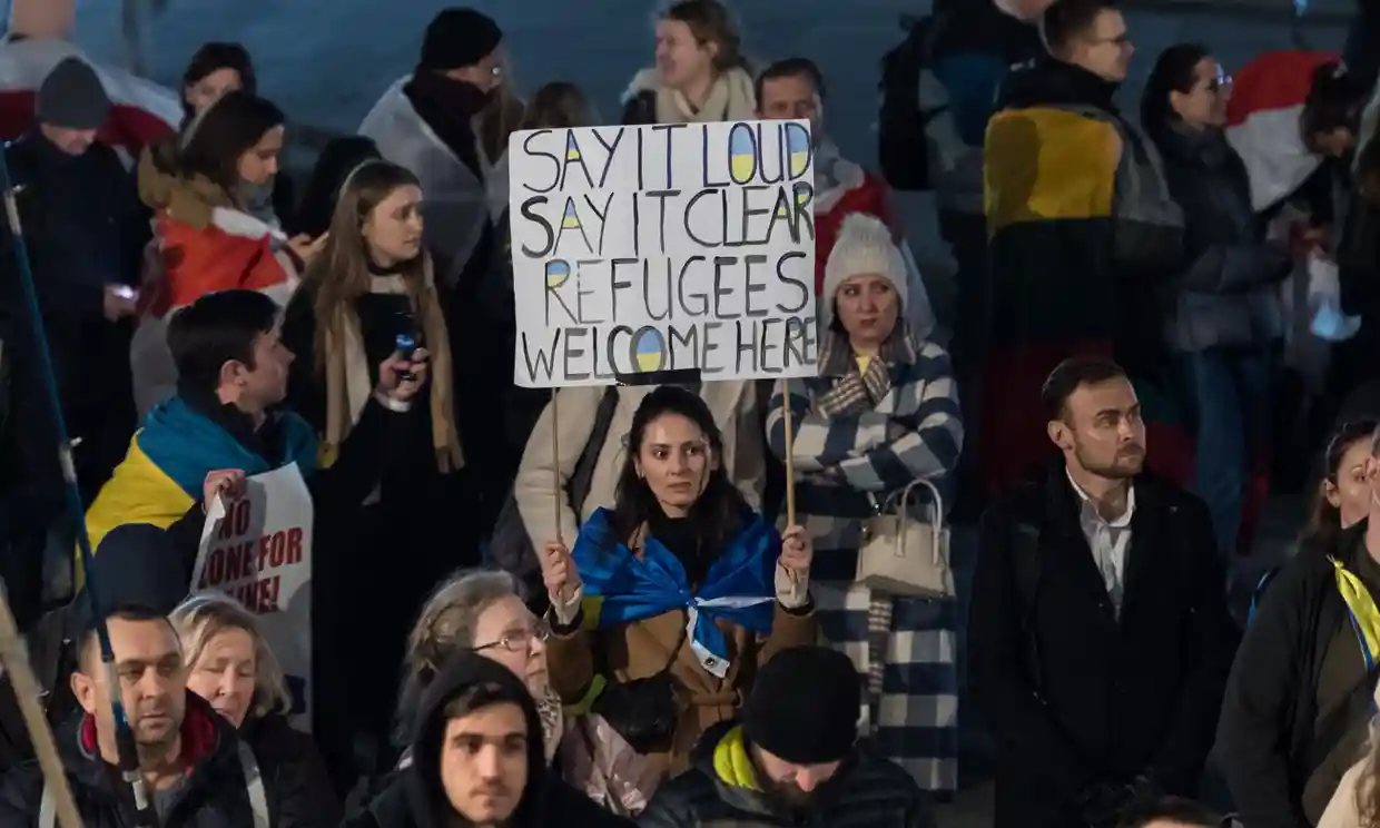 英国民众举牌呼吁政府接纳乌克兰难民（图源：《卫报》）
