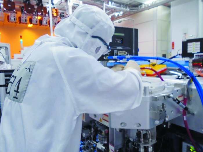 华虹五厂工程师在进行设备维护