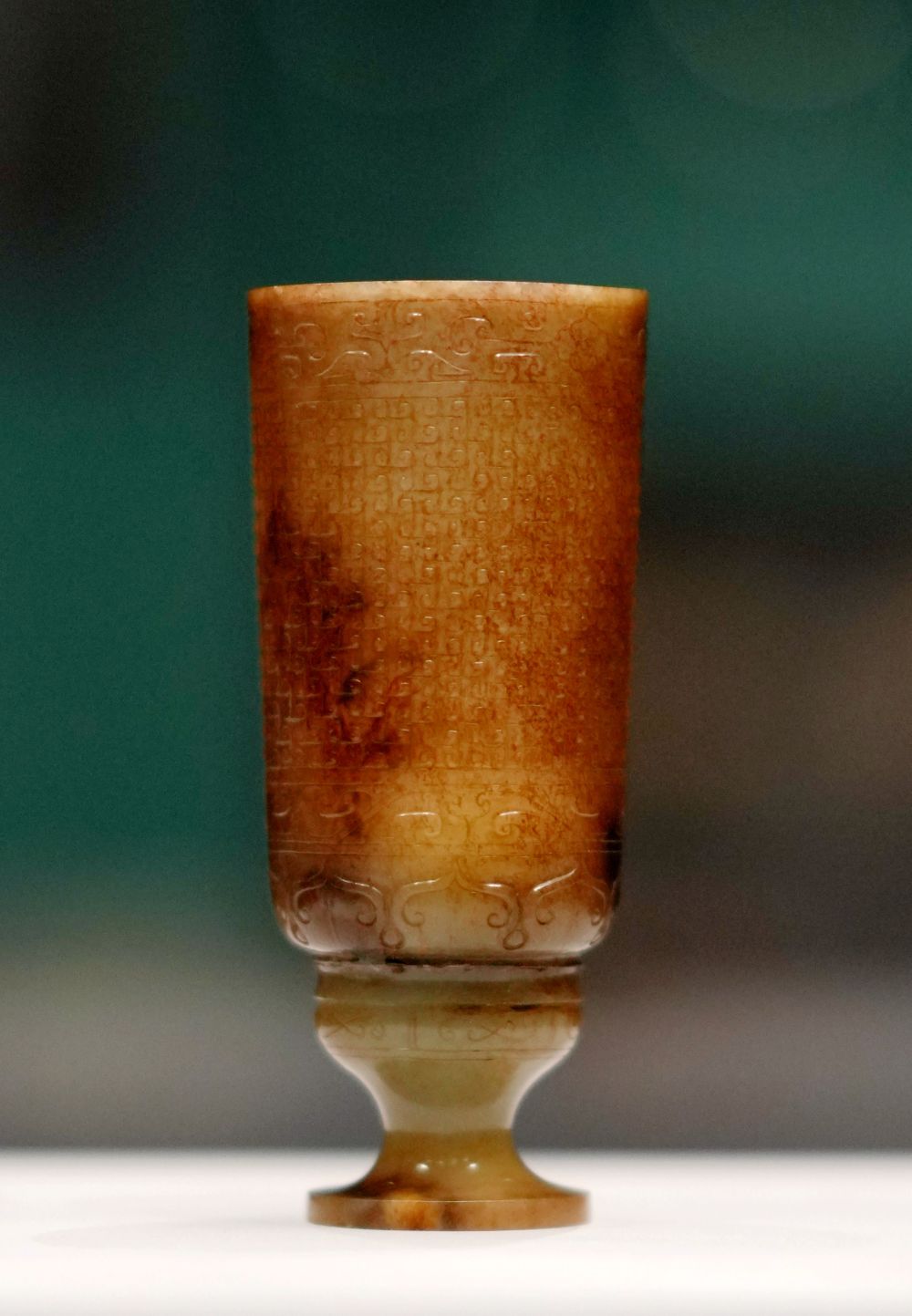 这是在西安博物院展出的秦代云纹玉杯(4月13日摄).