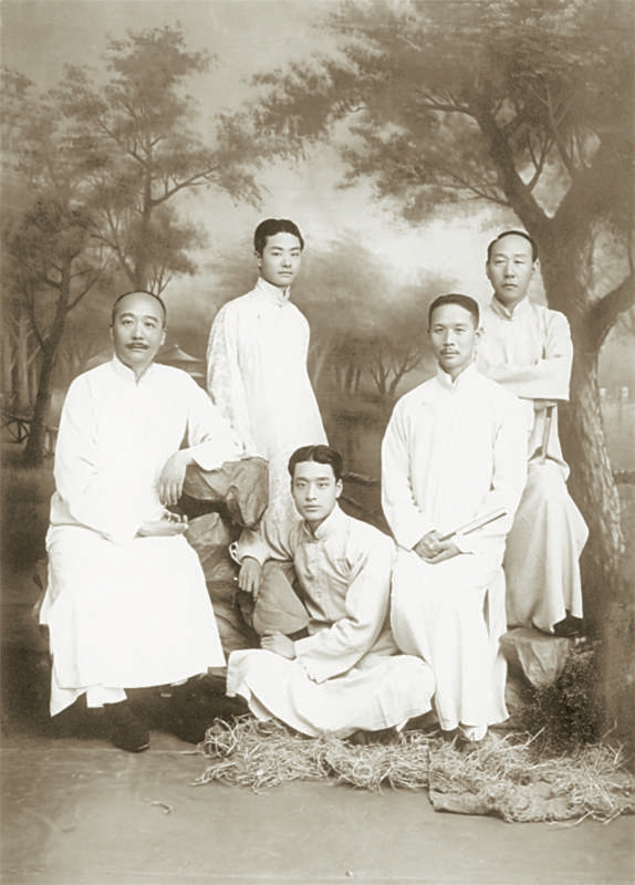 罗瘿公与程砚秋,吴富琴,齐如山,许伯明(从左至右)
