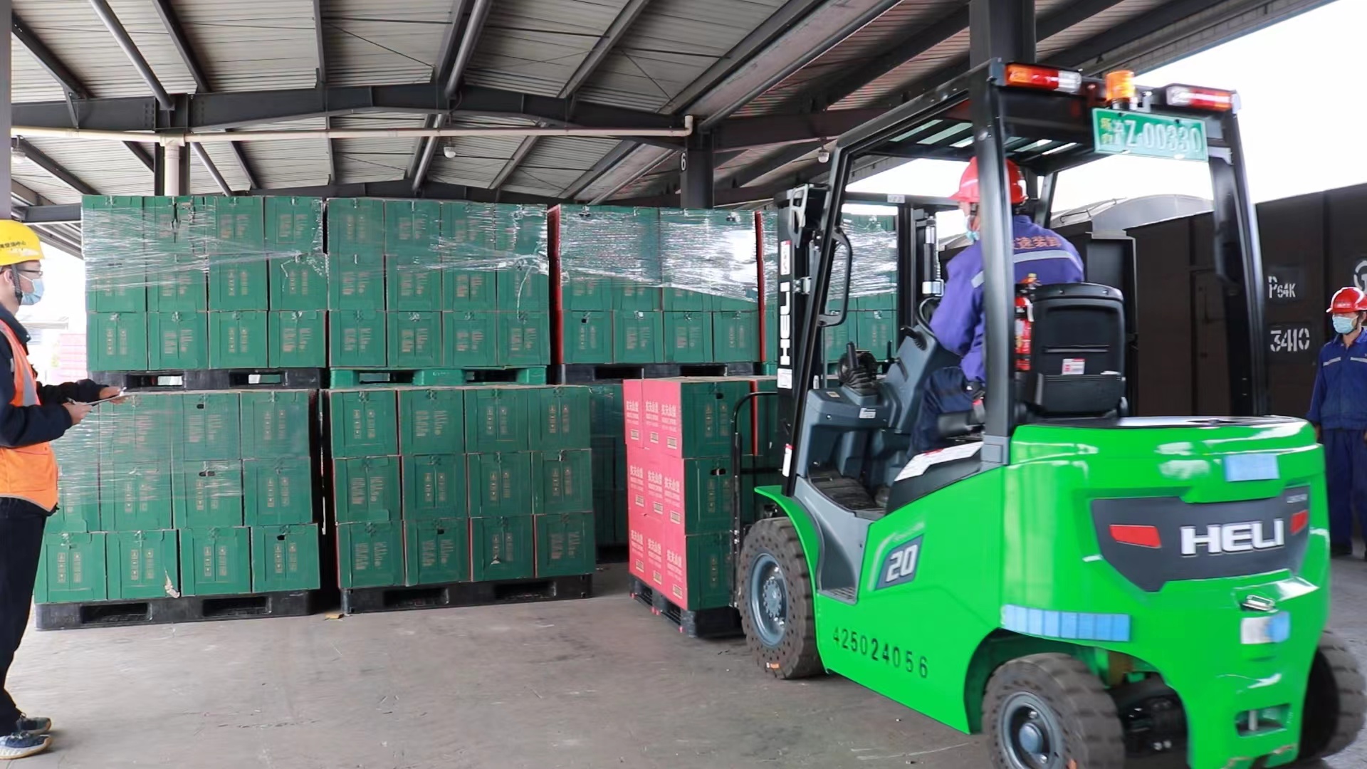 铁路上海闵行站货场工作人员对到达的农夫山泉矿泉水进行卸车.冒锋摄