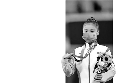 管晨辰在东京奥运会领奖台上（资料图片）。新华社发