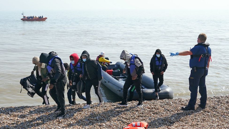 偷渡客乘充气船穿过英吉利海峡（图源：BBC）