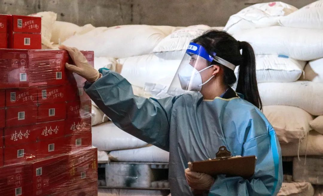 北郊经营部工作人员在清点货物。    倪佳华摄