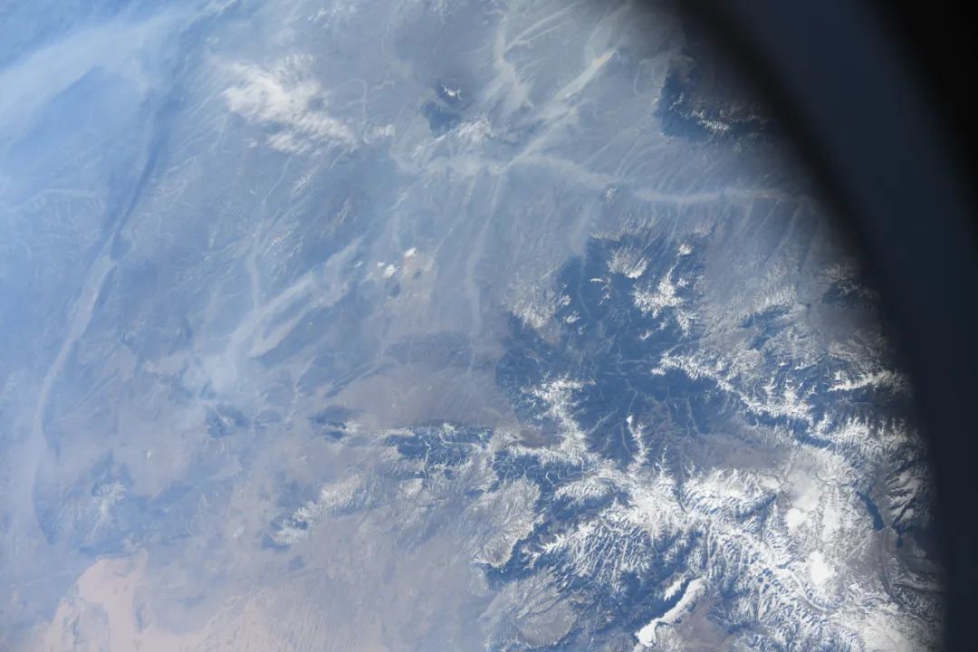 这是航天员王亚平在中国空间站组合体内拍摄的地球的画面.