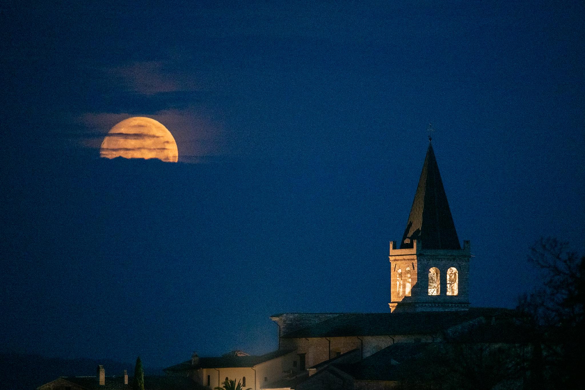 满月迎春意大利翁布里亚圆月初升