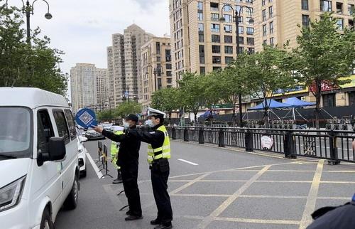 交警和院方保安对车辆进行引导.(张弛 摄)