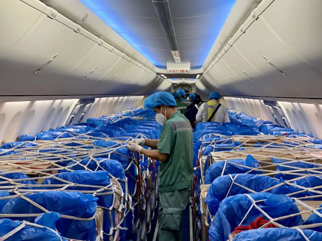 4月7日，福州长乐机场，厦航货物装卸人员正在固定客改货包机上的防疫物资。（厦航供图）