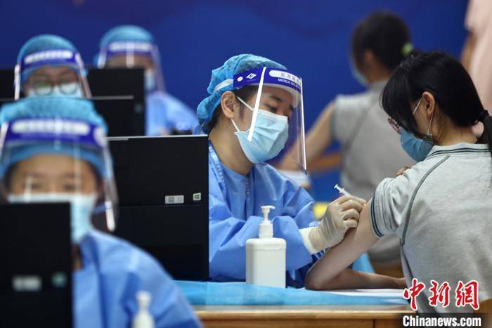 资料图为2021年8月21日,江苏南京,中学生接种新冠病毒疫苗.
