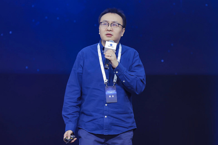 联通云CTO钟忻在欧拉开发者大会2022上做主题演讲