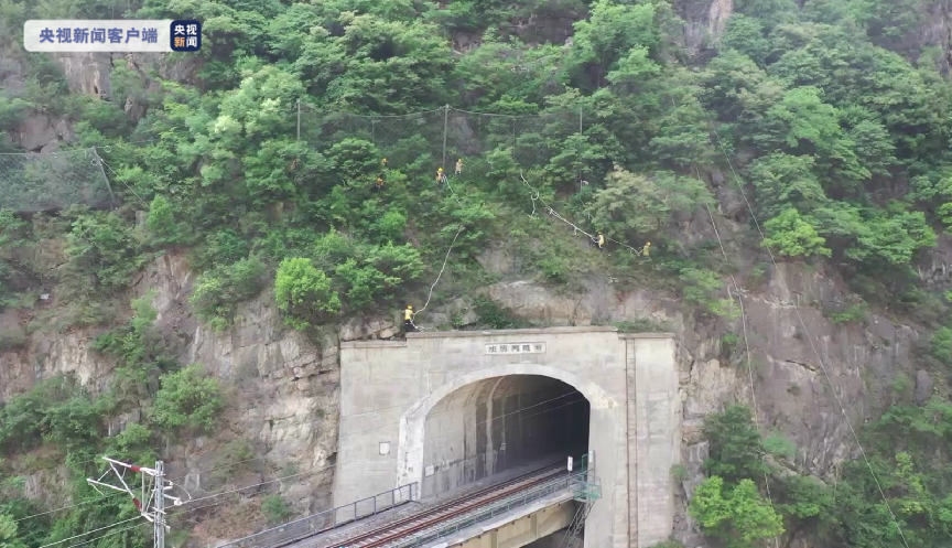 图为中国铁路西安局安康工务段桥隧工在西康铁路隧道仰坡上对山体隐患